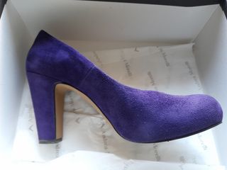 Zapatos de tacón morados Andrea Morelli de segunda mano por 25 EUR en  Castellar del Vallès en WALLAPOP