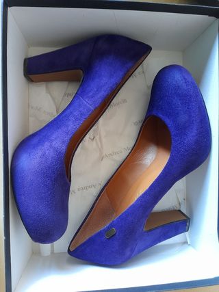 Zapatos de tacón morados Andrea Morelli de segunda mano por 25 EUR en  Castellar del Vallès en WALLAPOP