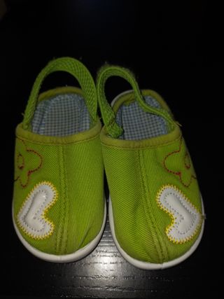 Chanclas bebé talla 18 de segunda mano por 1 EUR en Madrid en WALLAPOP