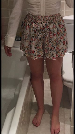 Falda pantalón flores Bershka de segunda mano por 10 EUR en Barcelona en  WALLAPOP