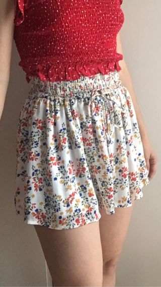 Falda pantalón flores Bershka de segunda mano por 10 EUR en Barcelona en  WALLAPOP