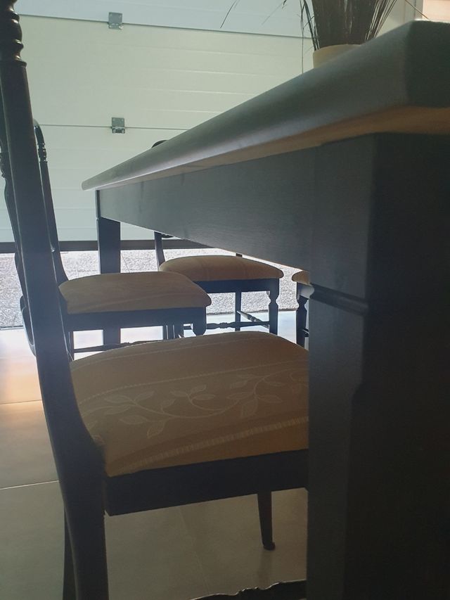 Mesa y sillas de comedor Ikea modelo Markor