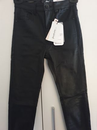 Pantalones polipiel Stradivarius,nuevos. de segunda mano por 10 EUR en  Ayamonte en WALLAPOP