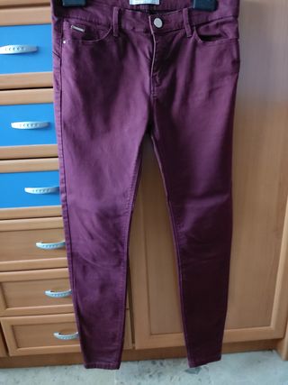 Pantalón burdeos 38 mujer Stradivarius de segunda mano por 6 EUR en Córdoba  en WALLAPOP