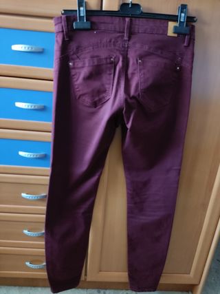 Pantalón burdeos 38 mujer Stradivarius de segunda mano por 6 EUR en Córdoba  en WALLAPOP