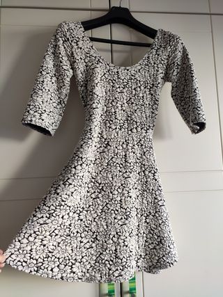 Vestido Hollister flores de segunda mano por 10 EUR en Avilés en WALLAPOP