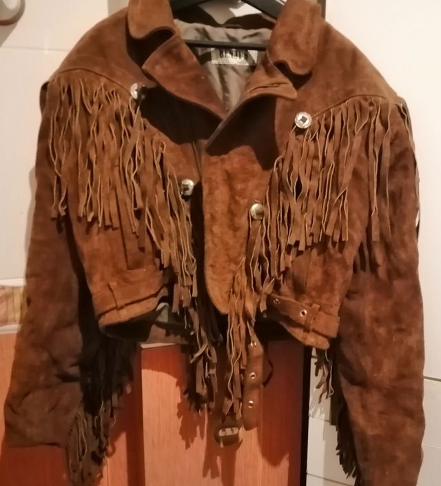 Cazadora corta de ante de mujer.