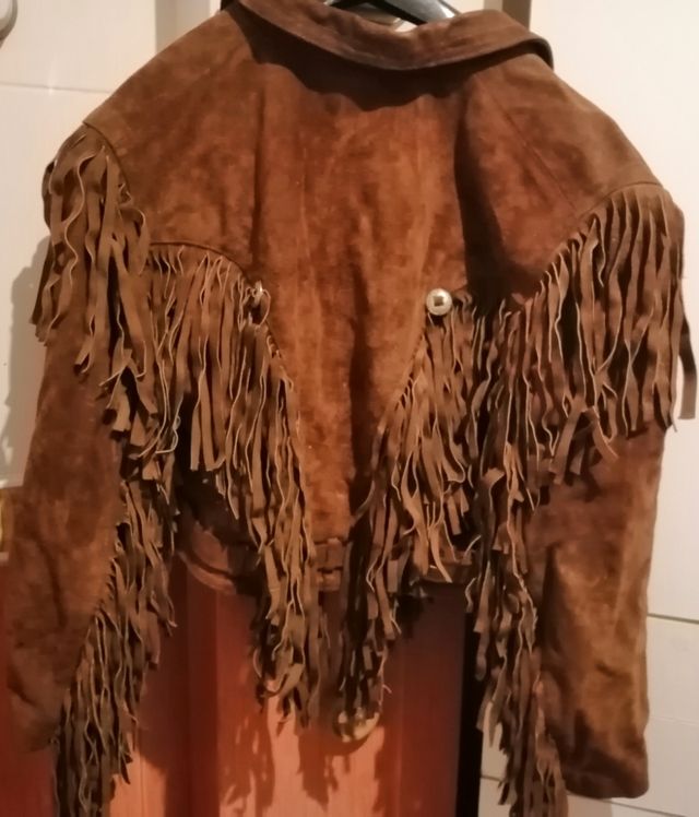 Cazadora corta de ante de mujer.