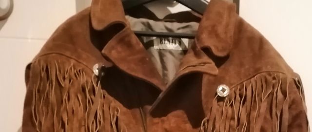 Cazadora corta de ante de mujer.