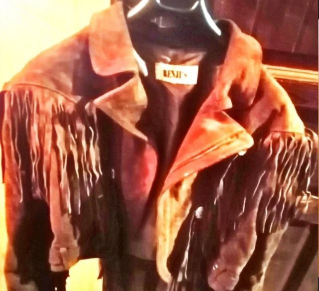 Cazadora corta de ante de mujer.