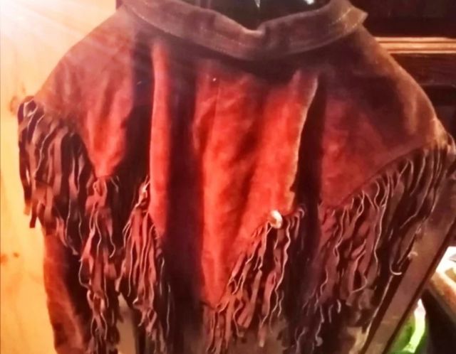 Cazadora corta de ante de mujer.