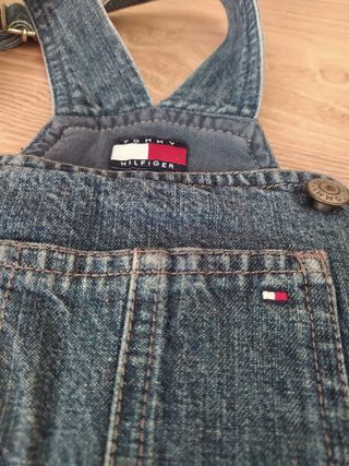 Peto vaquero Tommy Hilfiger de segunda mano por 18 EUR en Móstoles en  WALLAPOP