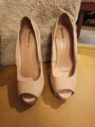 ZAPATOS TACÓN 11 CM BERSHKA ANTE Y DORADO T 36 de segunda mano por 2 EUR en  Valencia en WALLAPOP