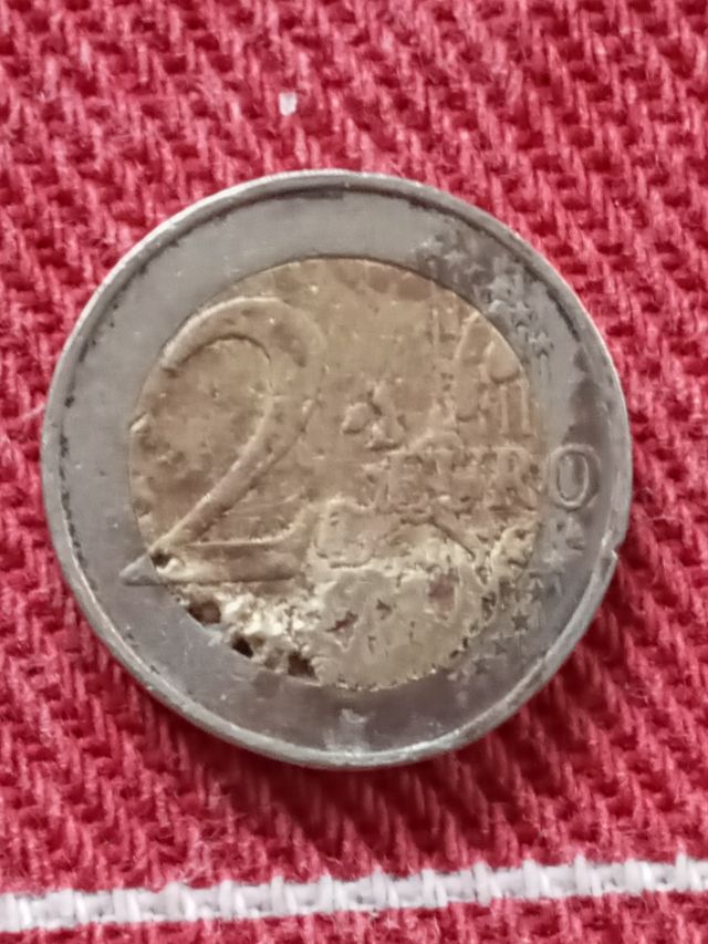 Moneda 2 euros, con defecto de acuñacion.