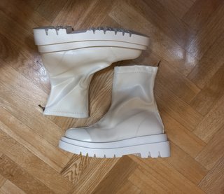 Botas botines color blanco crudo de segunda mano por 17 EUR en Torrejón de  Ardoz en WALLAPOP