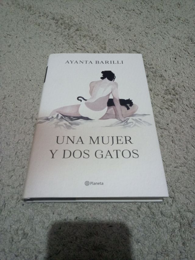 Una mujer y dos gatos