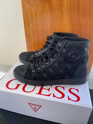 Botín tenis GUESS de segunda mano por 45 EUR en La Caridad en WALLAPOP