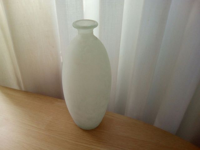 Jarrón /florero blanco-grisaceo de vidrio