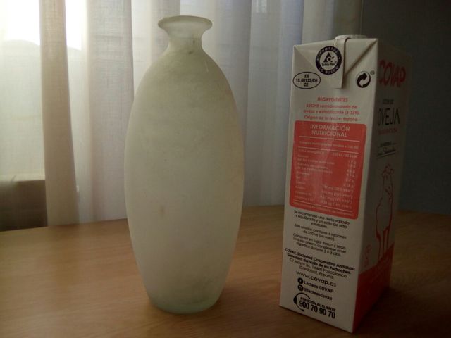 Jarrón /florero blanco-grisaceo de vidrio