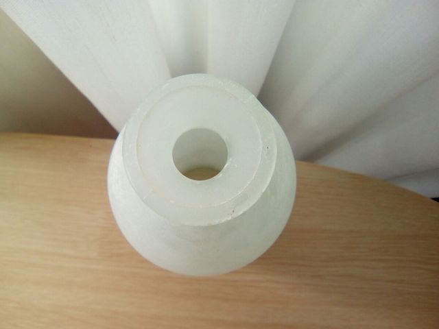 Jarrón /florero blanco-grisaceo de vidrio