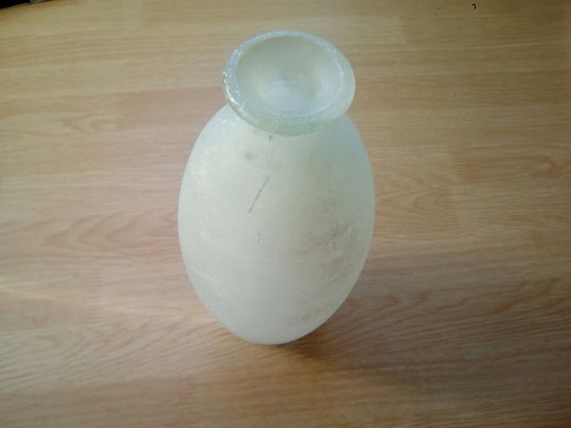 Jarrón /florero blanco-grisaceo de vidrio