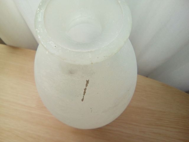 Jarrón /florero blanco-grisaceo de vidrio