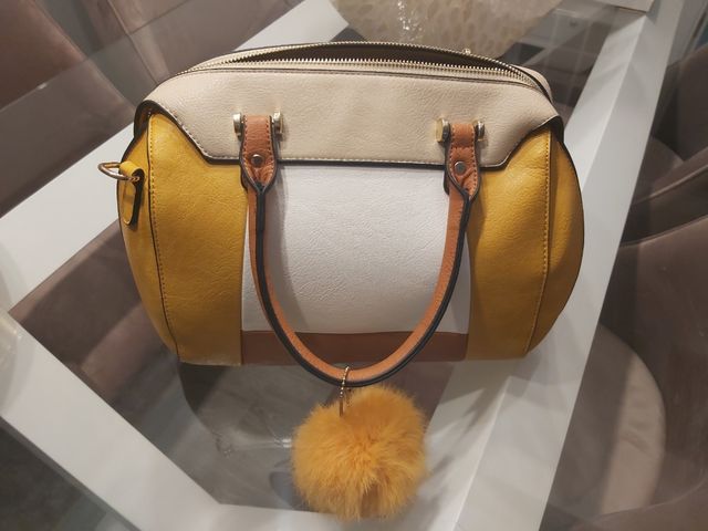 Bolso color mostaza - blanco. Sin estrenar.