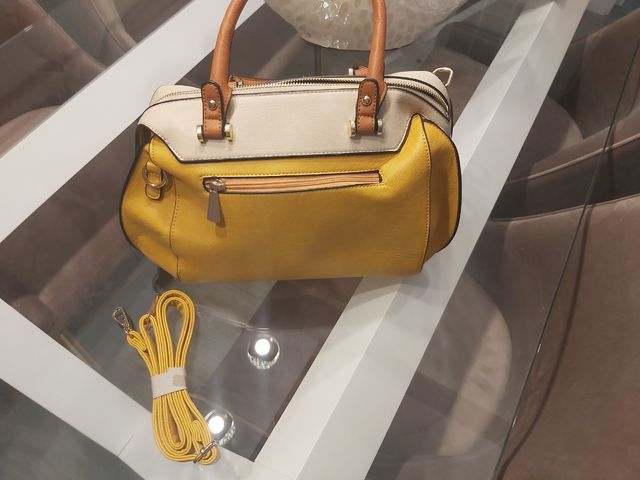 Bolso color mostaza - blanco. Sin estrenar.