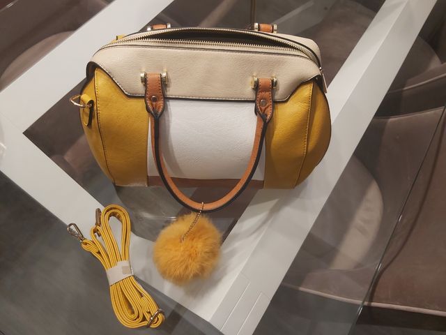 Bolso color mostaza - blanco. Sin estrenar.