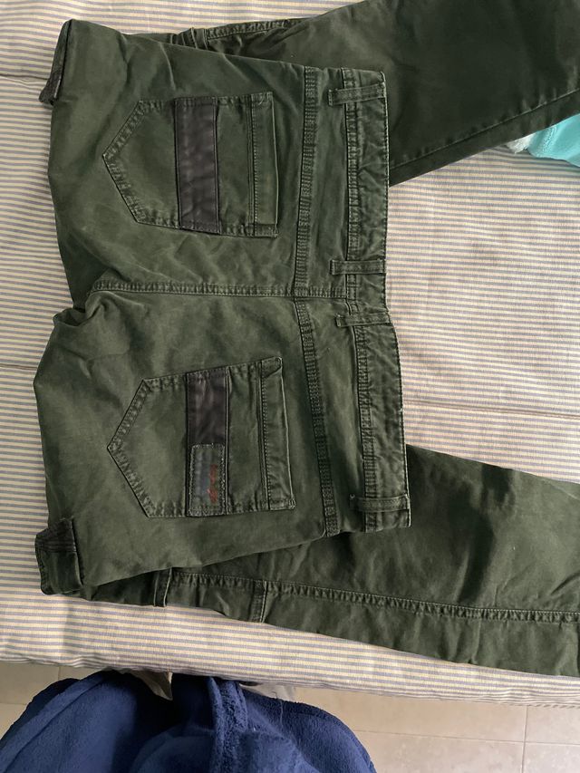 Nuovi pantaloni verde scuro