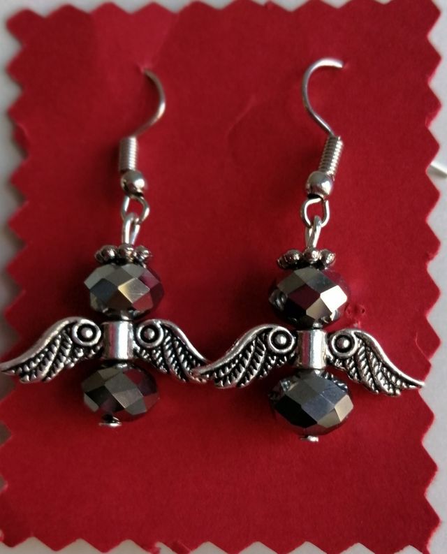 pendientes de angelitos en gris