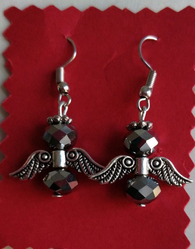 pendientes de angelitos en gris