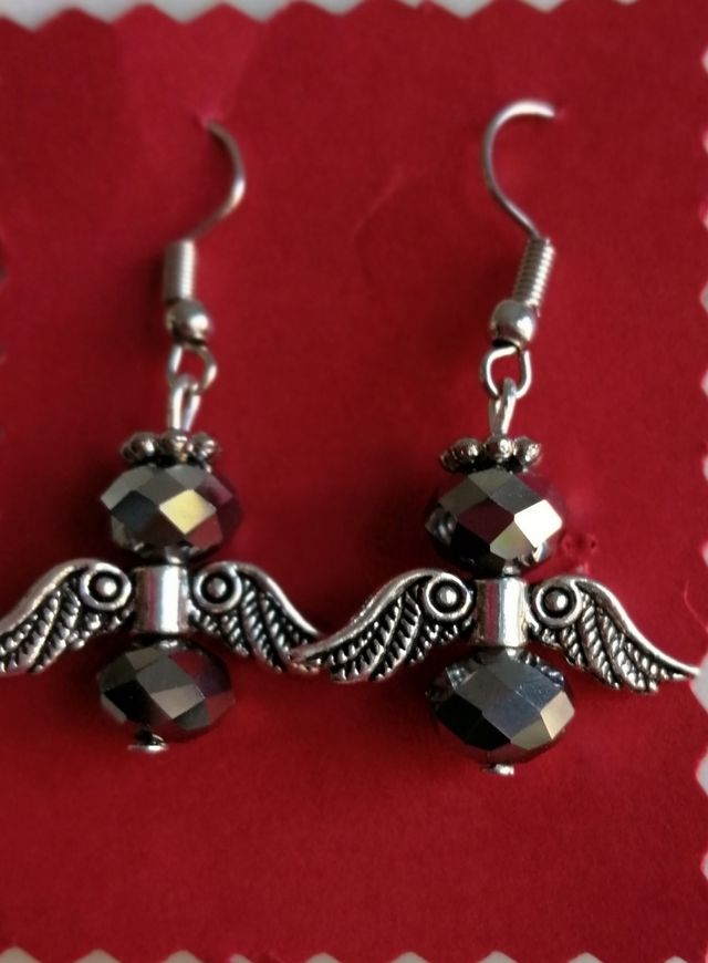 pendientes de angelitos en gris