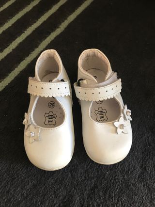 Zapatos blancos de bebé de piel número 20 de segunda mano por 10 EUR en  Santiago de Compostela en WALLAPOP