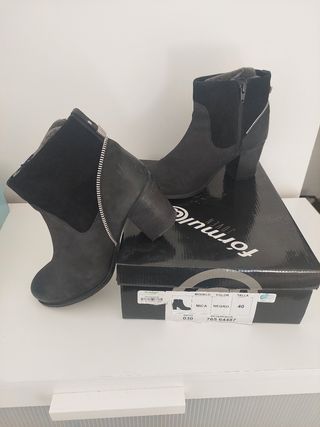 Botines negros con tacón Fórmula Joven de segunda mano por 18 EUR en Las  Rozas de Madrid en WALLAPOP