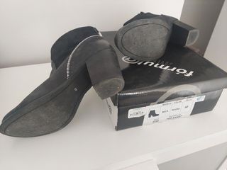 Botines negros con tacón Fórmula Joven de segunda mano por 18 EUR en Las  Rozas de Madrid en WALLAPOP