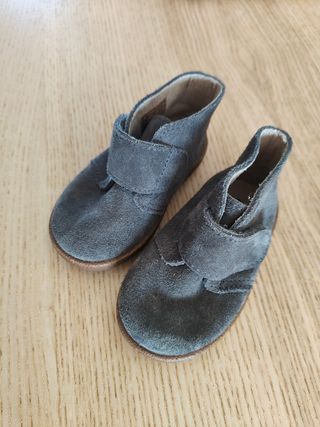 Zapatos bebé talla 19 de segunda mano por 5 EUR en El Brosquil en WALLAPOP
