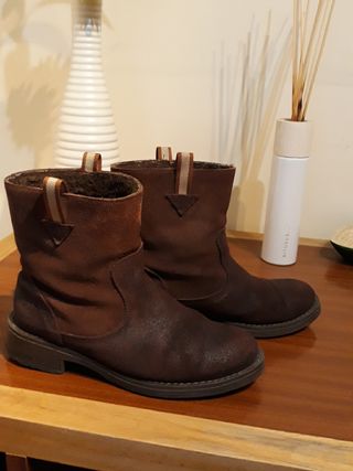 Botas marrón talla 36 con borrego por dentro de segunda mano por 7 EUR en  San Sebastián de Los Reyes en WALLAPOP