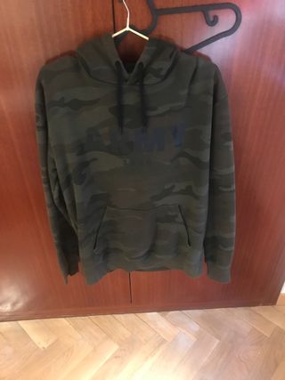 Sudadera verde militar de segunda mano por 5 EUR en Madrid en WALLAPOP