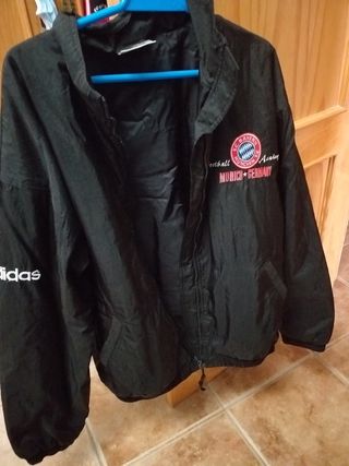 Cazadora bomber Adidas bayern Múnich vintage de segunda mano por 24 EUR en  Arroyomolinos en WALLAPOP
