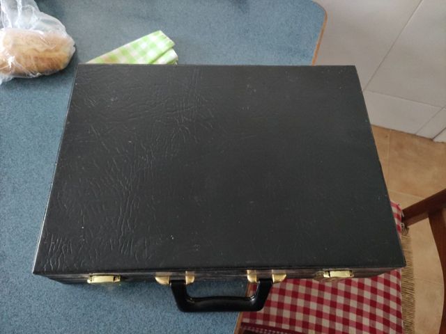 Maletín de piel con llave y cierre