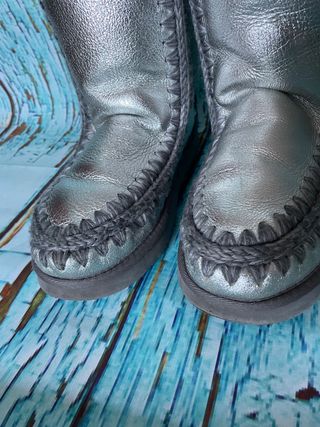 Botas mou plateadas de segunda mano por 89 EUR en Gijón en WALLAPOP