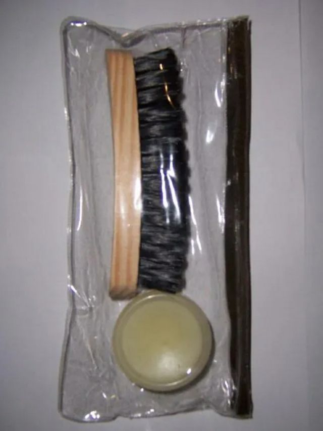 KIT LIMPIEZA PARA BOTAS CEPILLO CERDAS Y CREMA