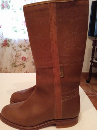 Botas Valverde del camino. de segunda mano por 15 EUR en Pinar de Los  Franceses en WALLAPOP