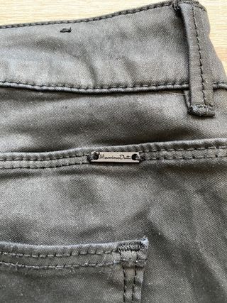 PANTALÓN ENGOMADO MASSIMO DUTTI 34 de segunda mano por 10 EUR en Alcalá de  Henares en WALLAPOP