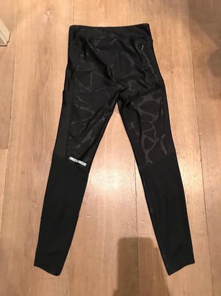 Pantalones chándal Underarmour mujer de segunda mano por 20 EUR en Olot en  WALLAPOP