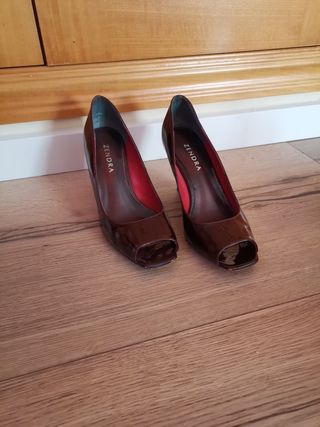 Zapatos de tacón, color granate de segunda mano por 5 EUR en Sevilla la  Nueva en WALLAPOP