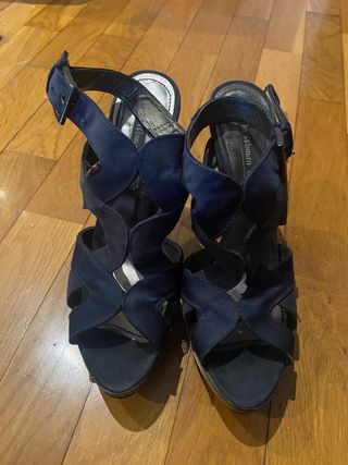 Sandalias tacon Azul Marino 40 Zara de segunda mano por 6 EUR en Castellón  de la Plana en WALLAPOP