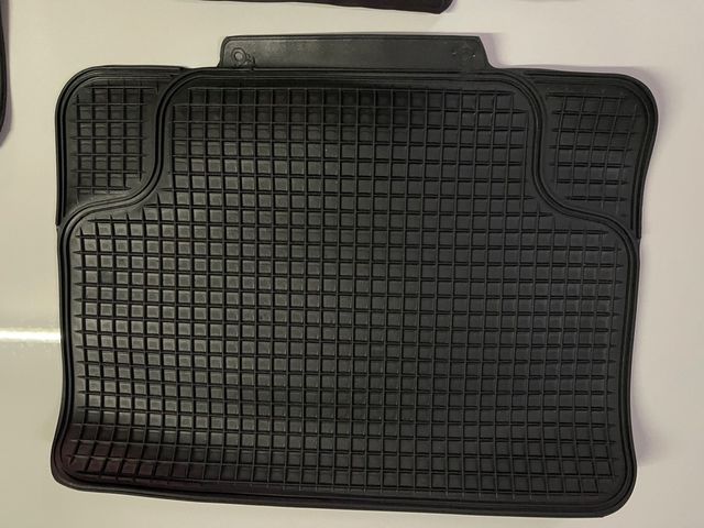 Alfómbrillas para coche nuevas.