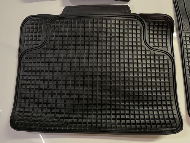 Alfómbrillas para coche nuevas.